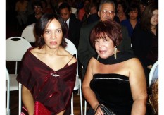 Eneida Pérez de Lücke junto a la destacada abogada María Elena Muñoz Marte igualmente galardonana con la Medalla al Mérito de la Mujer Dominicana.