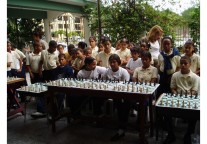 Los estudiantes del Colegio Los Embajadores en Santo Domingo, durante una Simultanea ofrecida por Eneida Perez de Lücke.